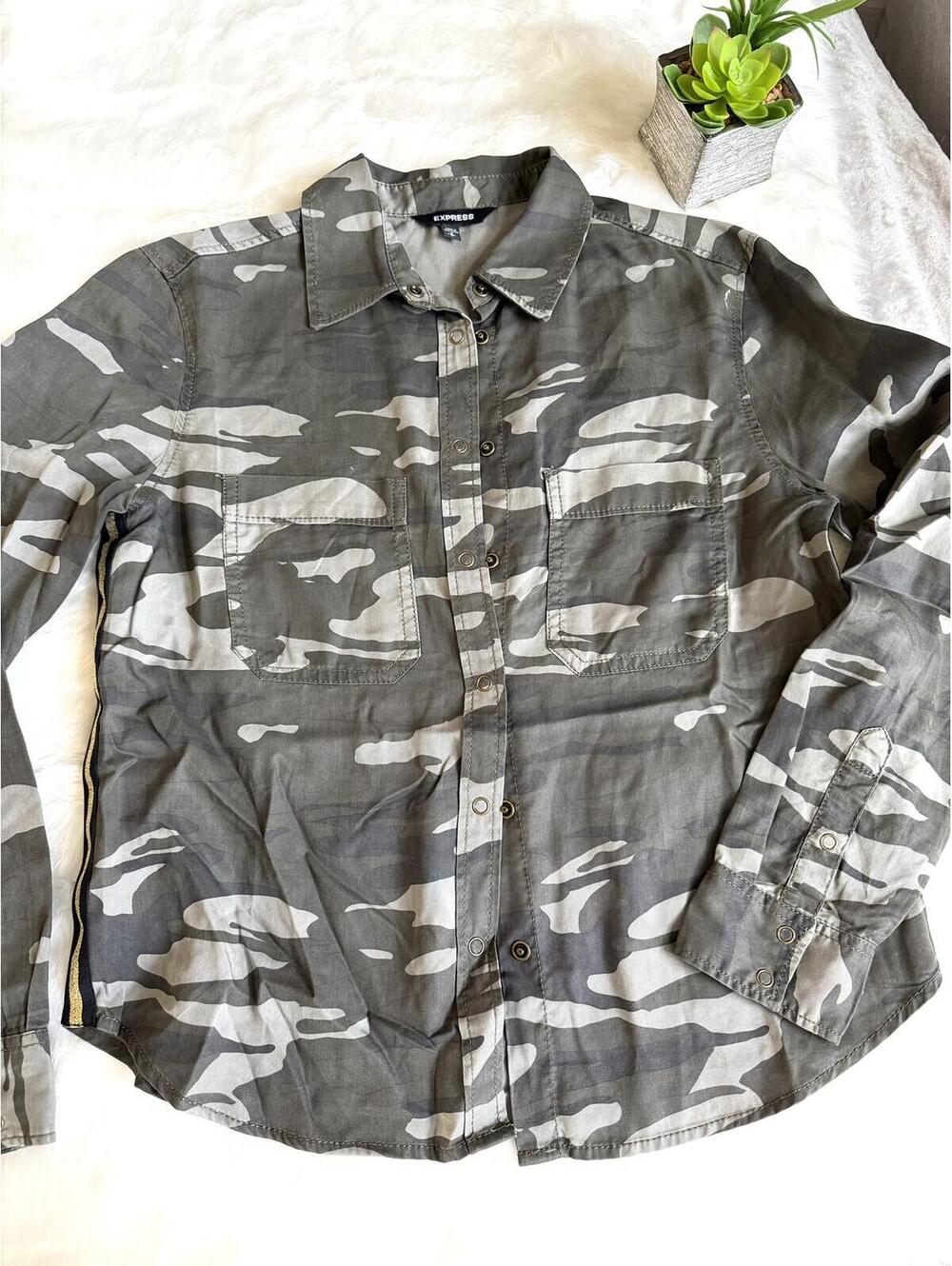 Express Camouflage Button-Up Shirt Side Stripe Women’s Small